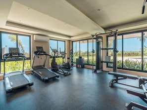 Ein Fitnessstudio mit Laufbändern, Crosstrainern und Gewichtsmaschinen.