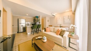 A modern apartment with a kitchen, dining area, and living room. - Regatta Living Ii - 703 (Santo Domingo)