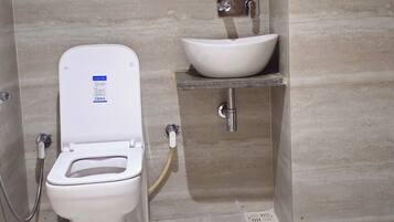 Kamar Double Deluks, pemandangan kota | Kamar mandi | Perlengkapan mandi gratis, sandal, handuk, dan sabun