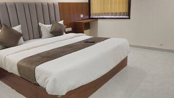 Kamar Double Deluks, pemandangan kota | Brankas, meja kerja, ruang kerja ramah laptop, dan setrika/meja setrika
