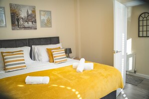 House | 4 bedrooms - Perfect for Contractors 4-bedrooms Sleeps 7 (Crewe)