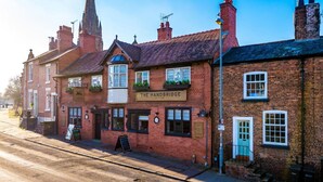 A traditional brick building with a sign reading 'The Handbridge.' - Cosy House Amazing Location Perfect for Couples (Chester)