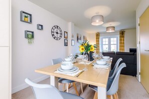 Apartment | 4 bedrooms - Spacious Home Ideal for Professionals Sleeps 8 (Crewe)