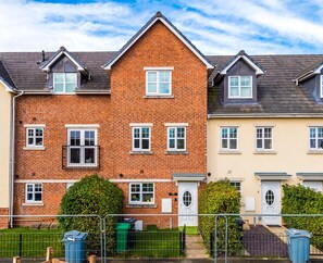 4 bedrooms - Spacious Home Ideal for Professionals Sleeps 8 (Crewe)