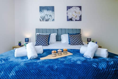 Spacious Home Ideal for Professionals Sleeps 8