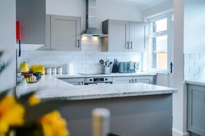 House | 3 bedrooms - Pristine Home With Parking Ideal for Contractors (Crewe)