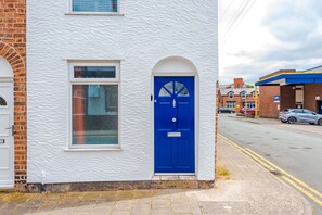 House | 2 bedrooms - Stylish Home Incredible Location Sleeps 5 (Chester)