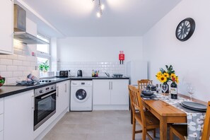 House | 2 bedrooms - Modern Apartment Ideal for Business Sleeps 3 (Crewe)