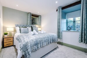 Apartment | 4 bedrooms - Luxurious Private Home w Hot Tub Log Burner (Carnforth)