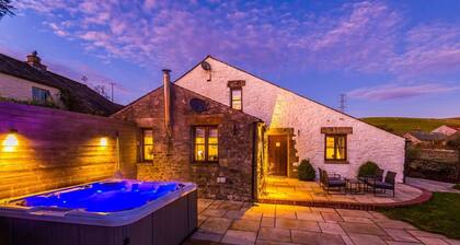 Luxurious Private Home w Hot Tub Log Burner