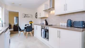 House | 1 bedroom, desk, soundproofing