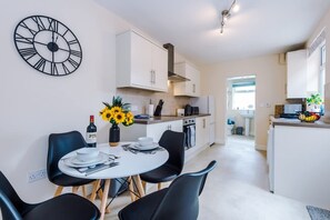 House | 1 bedroom - Modern Apartment Perfect for Business Sleeps 4 (Crewe)