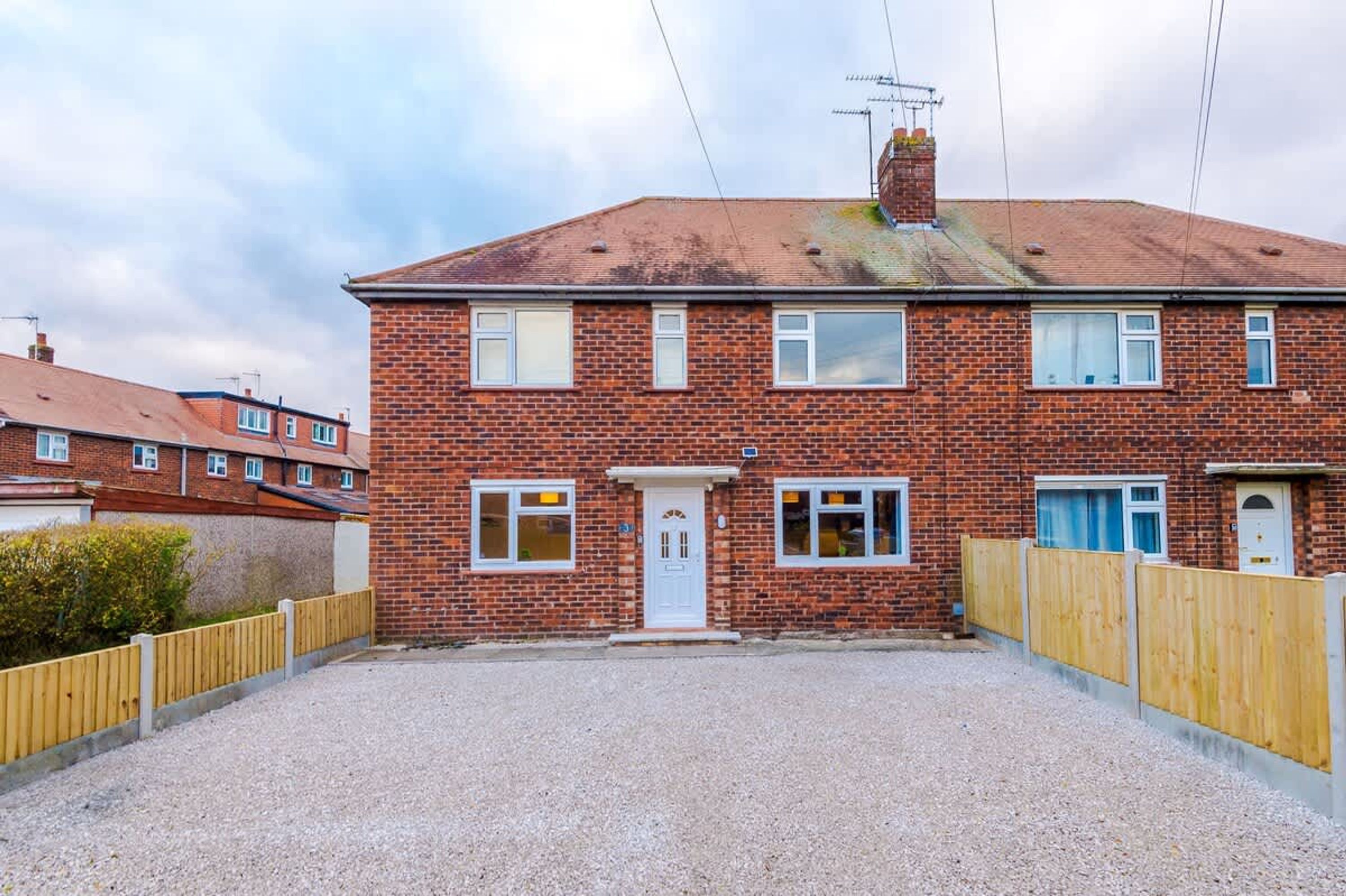 House | 2 bedrooms, desk