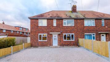 House | 2 bedrooms, desk