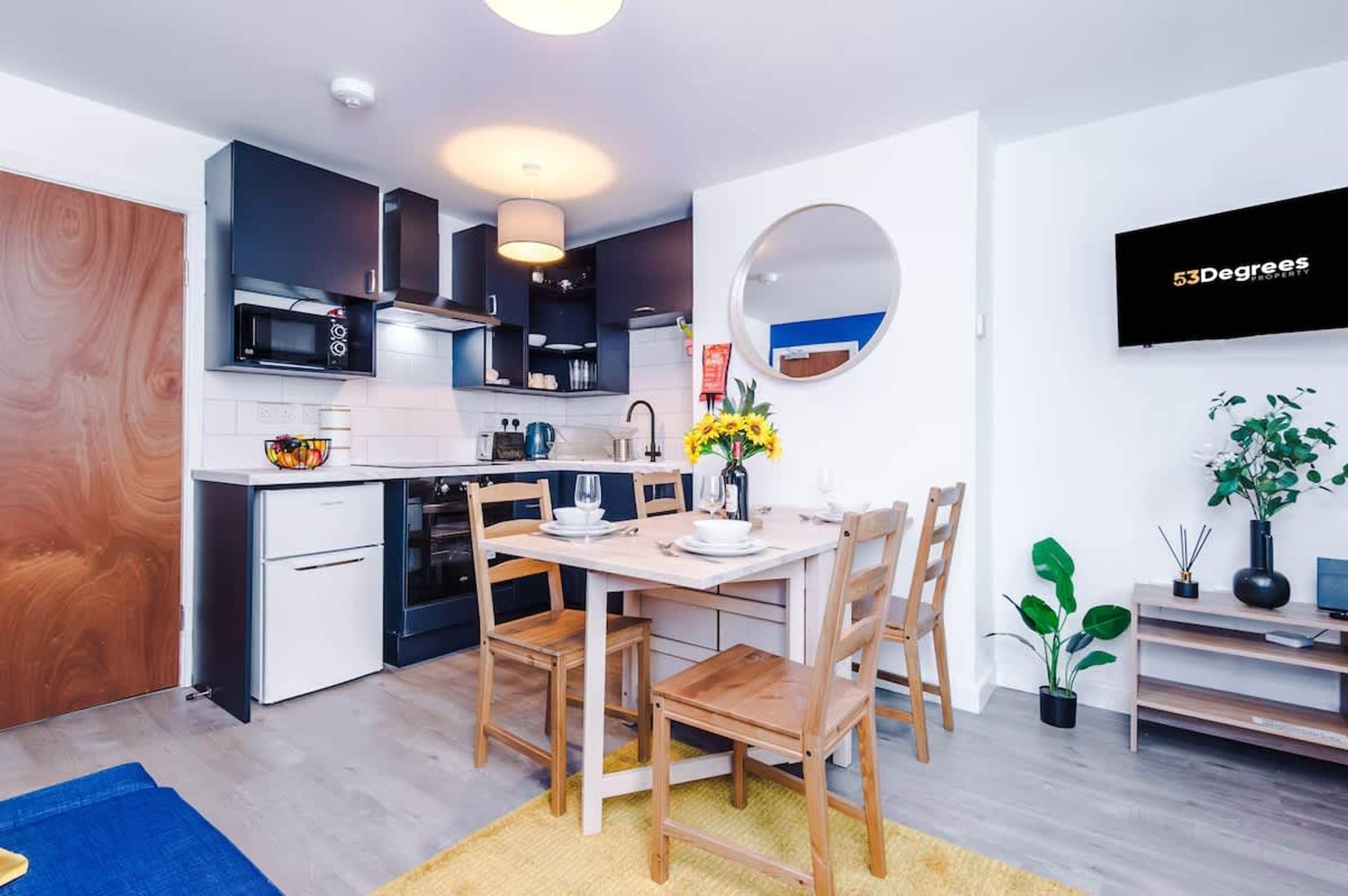 House | 2 bedrooms, desk