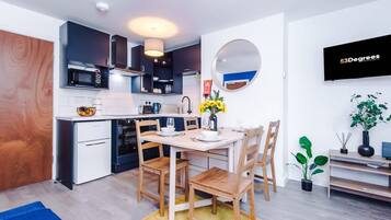 House | 2 bedrooms, desk
