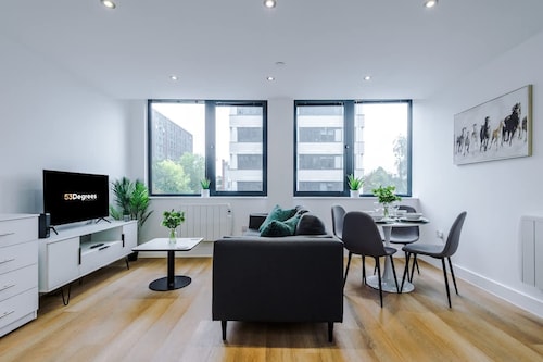 NEW Stylish Apartment Amazing Location Sleeps 4