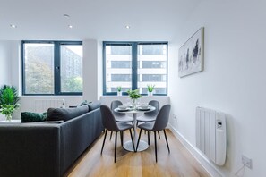 House - NEW Stylish Apartment Amazing Location Sleeps 4 (Manchester)