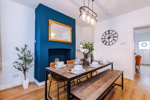 House | 2 bedrooms - NEW Spacious Stylish Home City Centre Sleep 4 (Chester)