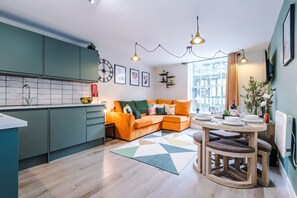 House | 1 bedroom - NEW Stylish 1-bed Flat Great Location Sleeps 4 (Chester)