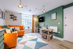 House | 1 bedroom - NEW Stylish 1-bed Flat Great Location Sleeps 4 (Chester)