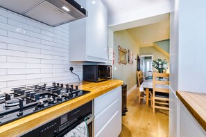 House - NEW Stylish Home Amazing Location Sleeps 6 (Chester)