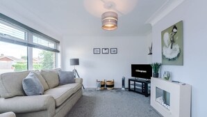 House - NEW Stunning Bungalow Ideal for Groups Parking (Wrexham)
