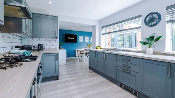 House - NEW Stunning Bungalow Ideal for Groups Parking (Wrexham)