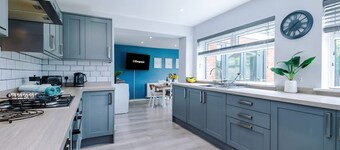 NEW Stunning Bungalow Ideal for Groups Parking