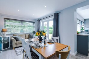 Studio | 3 bedrooms - NEW Stunning Bungalow Ideal for Groups Parking (Wrexham)