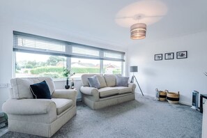 Studio | 3 bedrooms - NEW Stunning Bungalow Ideal for Groups Parking (Wrexham)