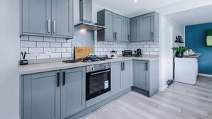 House - NEW Stunning Bungalow Ideal for Groups Parking (Wrexham)