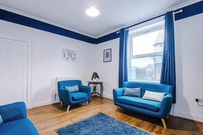 House - Charming Home Perfectly Located in Chester (Chester)
