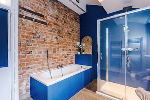 House - Charming Home Perfectly Located in Chester (Chester)