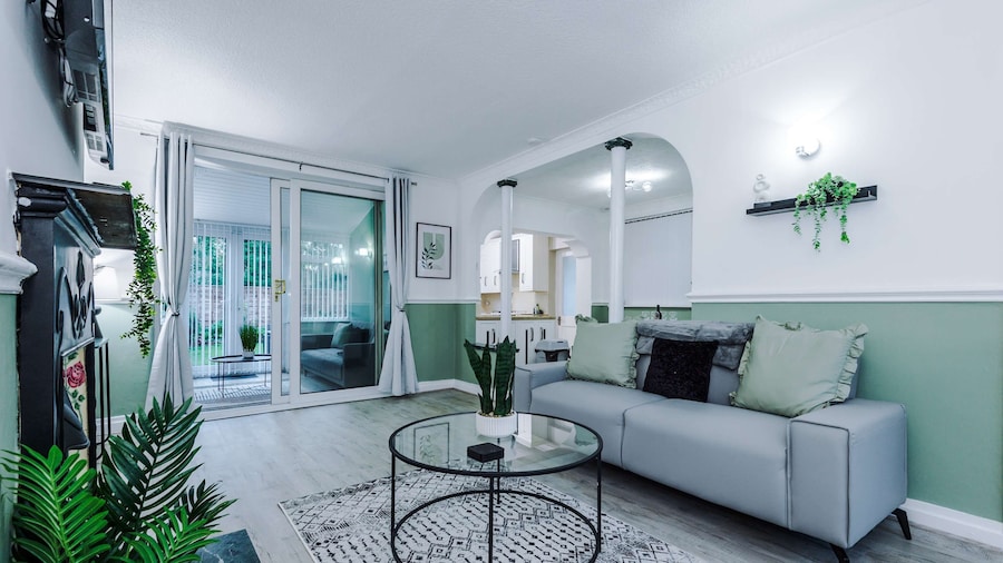 Comfy 4-bed Home Ideal for Workers Free Parking