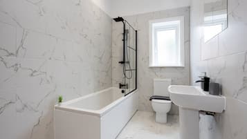 House | 1 bedroom, desk, soundproofing