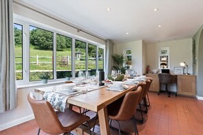 House - Incredible Countryside Getaway With Tennis Court (Godalming)