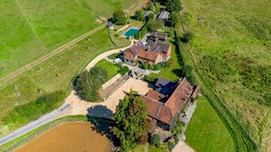 House - Incredible Countryside Getaway With Tennis Court (Godalming)