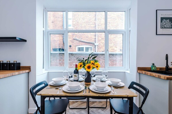 House | 4 bedrooms, Internet - Spacious Home Ideal for Professionals Sleeps 8 (Crewe)