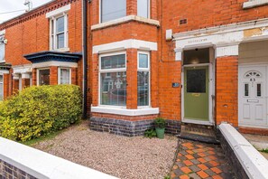 House | 4 bedrooms, Internet - Spacious Home Ideal for Professionals Sleeps 8 (Crewe)