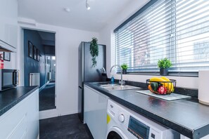 House | 2 bedrooms - NEW Spacious Home Ideal for Groups Free Parking (Newcastle-Under-Lyme)