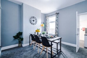 House - NEW Spacious Home Ideal for Groups Free Parking (Newcastle-Under-Lyme)