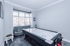 House - 4-bed Townhouse Sleeps 10 With Games Room (Birmingham)