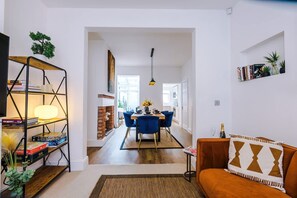 House - Stylish 3-bed City Centre Home Private Parking (Chester)