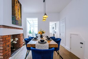 House - Stylish 3-bed City Centre Home Private Parking (Chester)