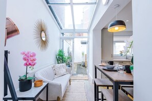 House - Stylish 3-bed City Centre Home Private Parking (Chester)