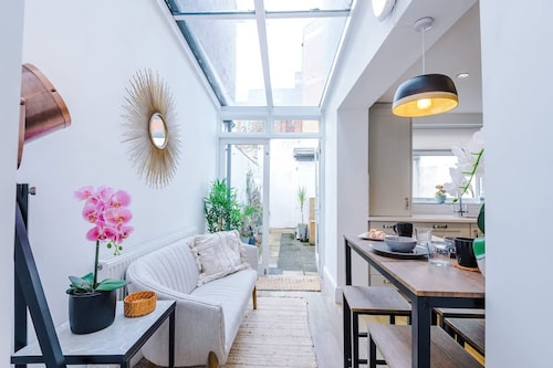 Stylish 3-bed City Centre Home Private Parking