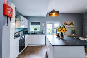 House - NEW Spacious Home Ideal for Groups Free Parking (Salford)