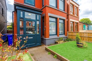 House | 3 bedrooms - NEW Spacious Home Ideal for Groups Free Parking (Salford)
