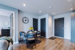 Hus | 2 soverom, skrivebord og internett